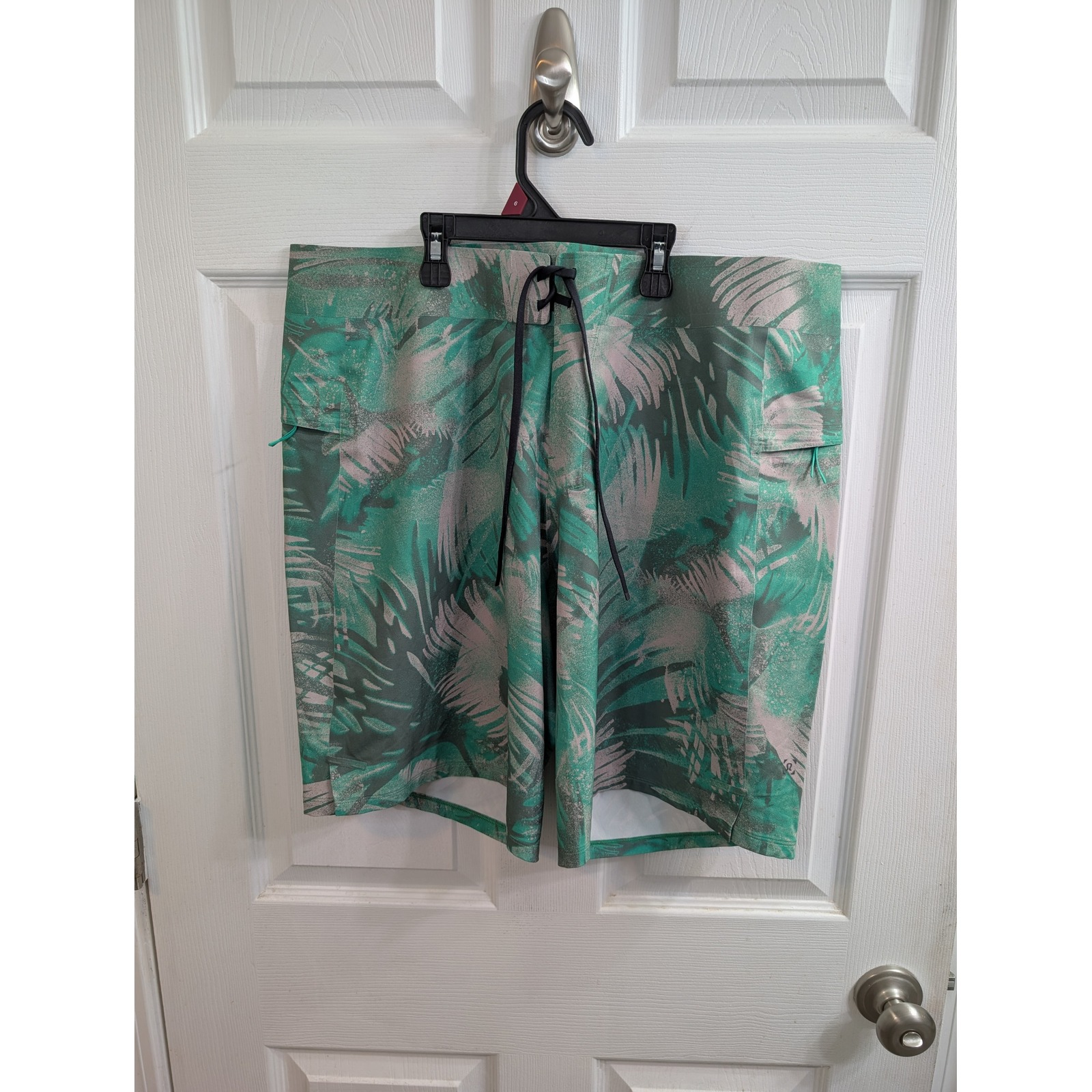 Lululemon Live In Practice Breathe Board Shorts Mens Green Tropical - Size 36